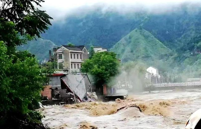 陕西洛南县遭特大暴雨袭击 应急救援通道已打通 受灾人数近8万人