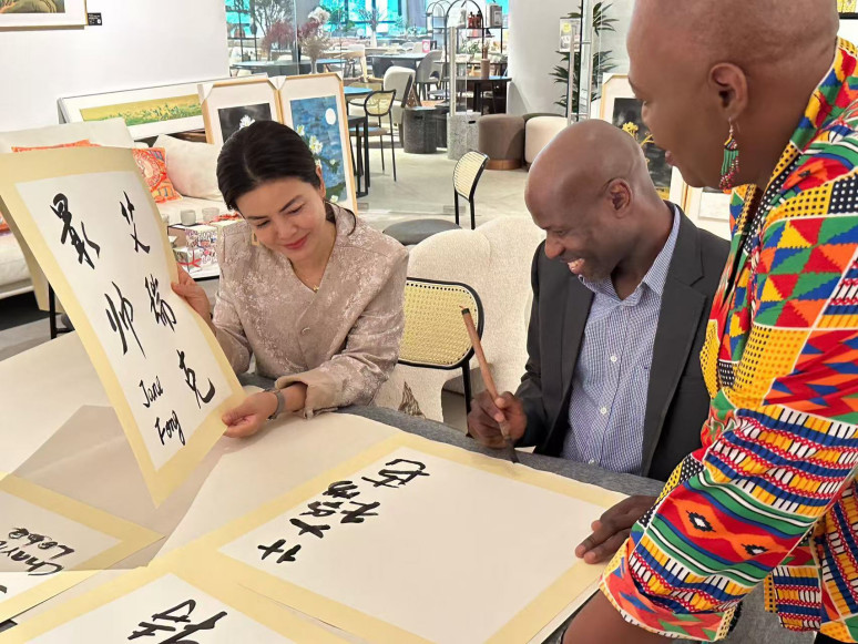 南非驻新加坡高级专员马迪佩察内・夏洛特・洛布阁下获邀参观封晶女士的艺术画廊